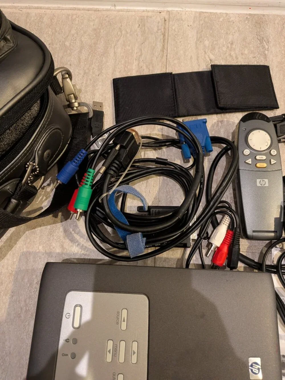 HP Digital Projector sb21 SVGA Portable Projector with remote and cables